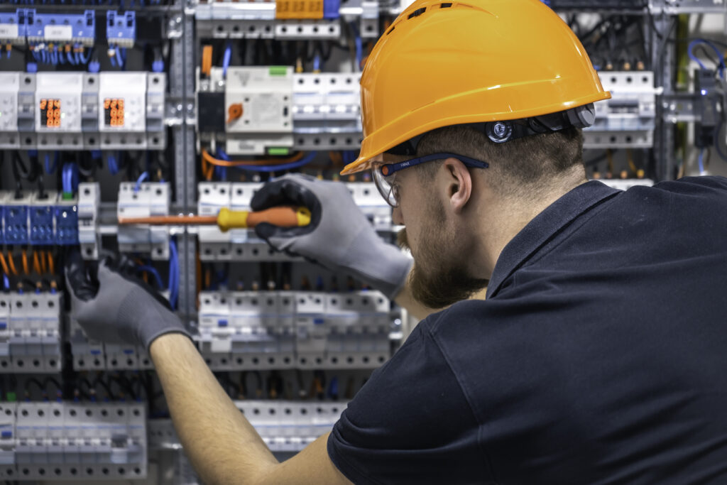 Mężczyzna przy szafie elektrycznej